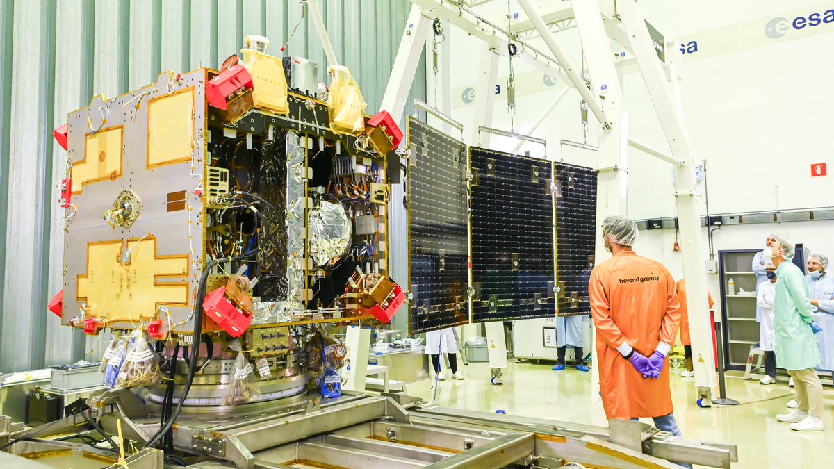 ESA_Tech's tweet photo. A spacecraft is nothing without power. @ESA's #HeraMission for #asteroid #PlanetaryDefence had one of its two 5-m-long solar wings added for a test deployment at #ESTEC in 🇳🇱, showing how it will keep on running in deep space https://t.co/kUVQo52zbg https://t.co/mbt3ZdPJoy