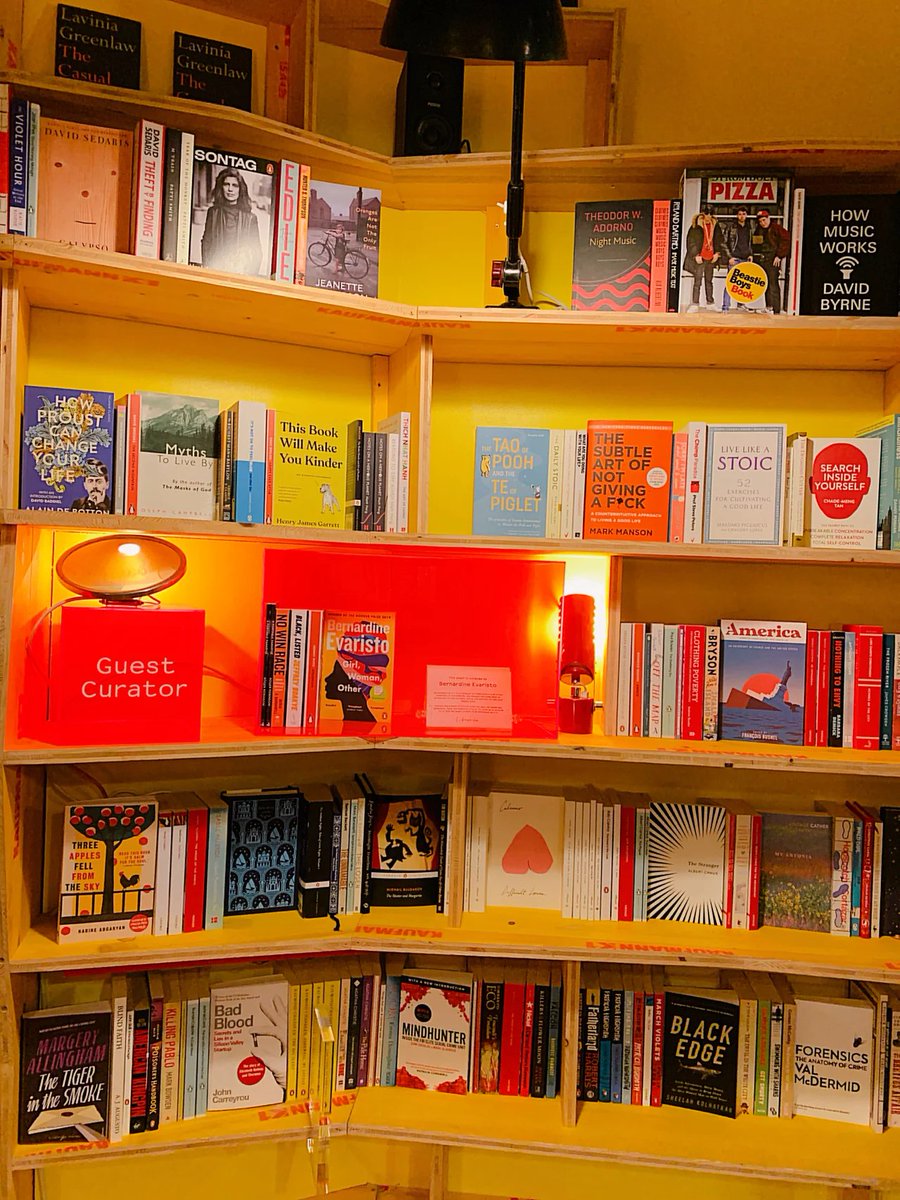 ger_berat's tweet photo. I really like the display of books and the lighting scheme in the shop📕 https://t.co/znVY5bzbX9