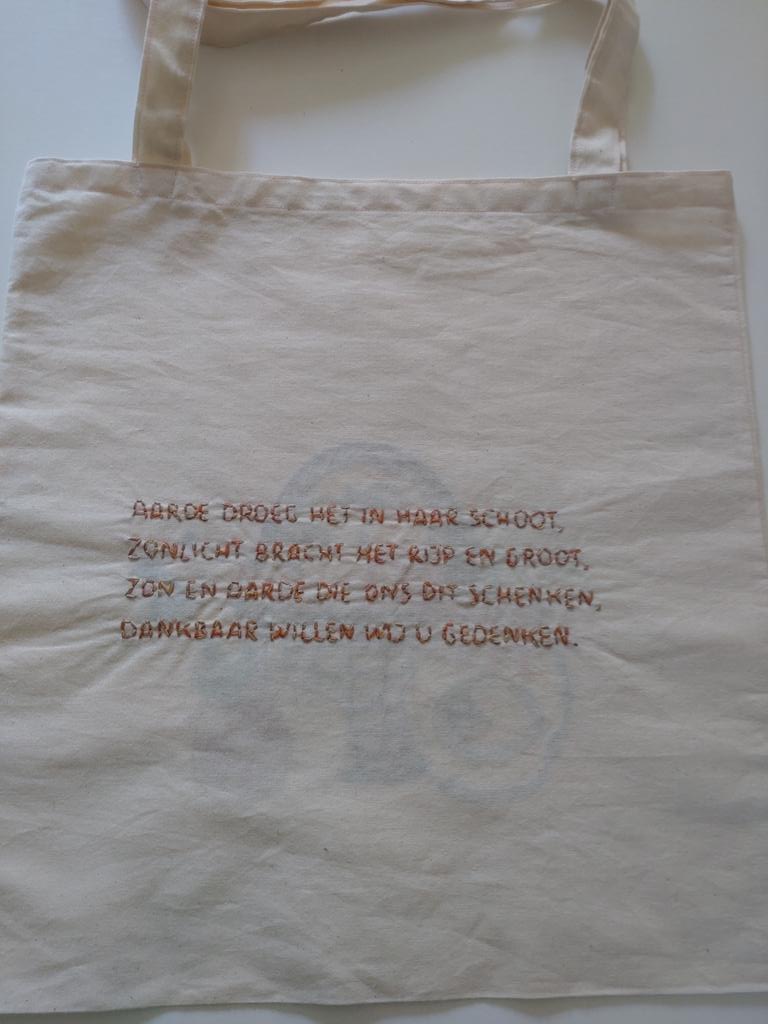 GeriPosthumus's tweet photo. Morgen vieren we met onze peuters het oogstfeest. Voor mijn collega naaide en borduurde ik een oogst tas. Maar hij is zo leuk geworden dat ik hem misschien voor mezelf ook nog maak. Gekleurd met textiel krijt. Leuk resultaat. https://t.co/4e5MRmEsn7