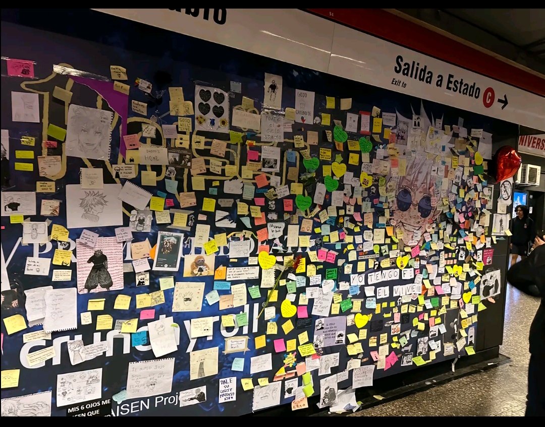 animesinjapan's tweet photo. Atualização de como está atualmente o memorial do Satoru Gojo e do Getou, no metrô de Santiago, no Chile.

#JujutsuKaisen https://t.co/x0Fl9pZrDV