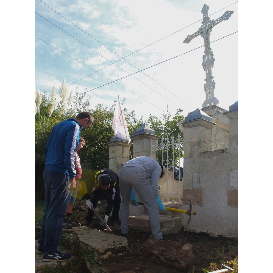 soscalvaires's tweet photo. Il a fallu plus de 2 ans de #travaux pour la #restauration entière de ce #calvaire !
#Décapage + #peinture de la #croix et de la grille
Restauration des piliers de tuffeaux, du #socle central, des murets de #pierres, du #perron, du #dallage et des #enduits à la chaux https://t.co/YR8dEx5Lsw