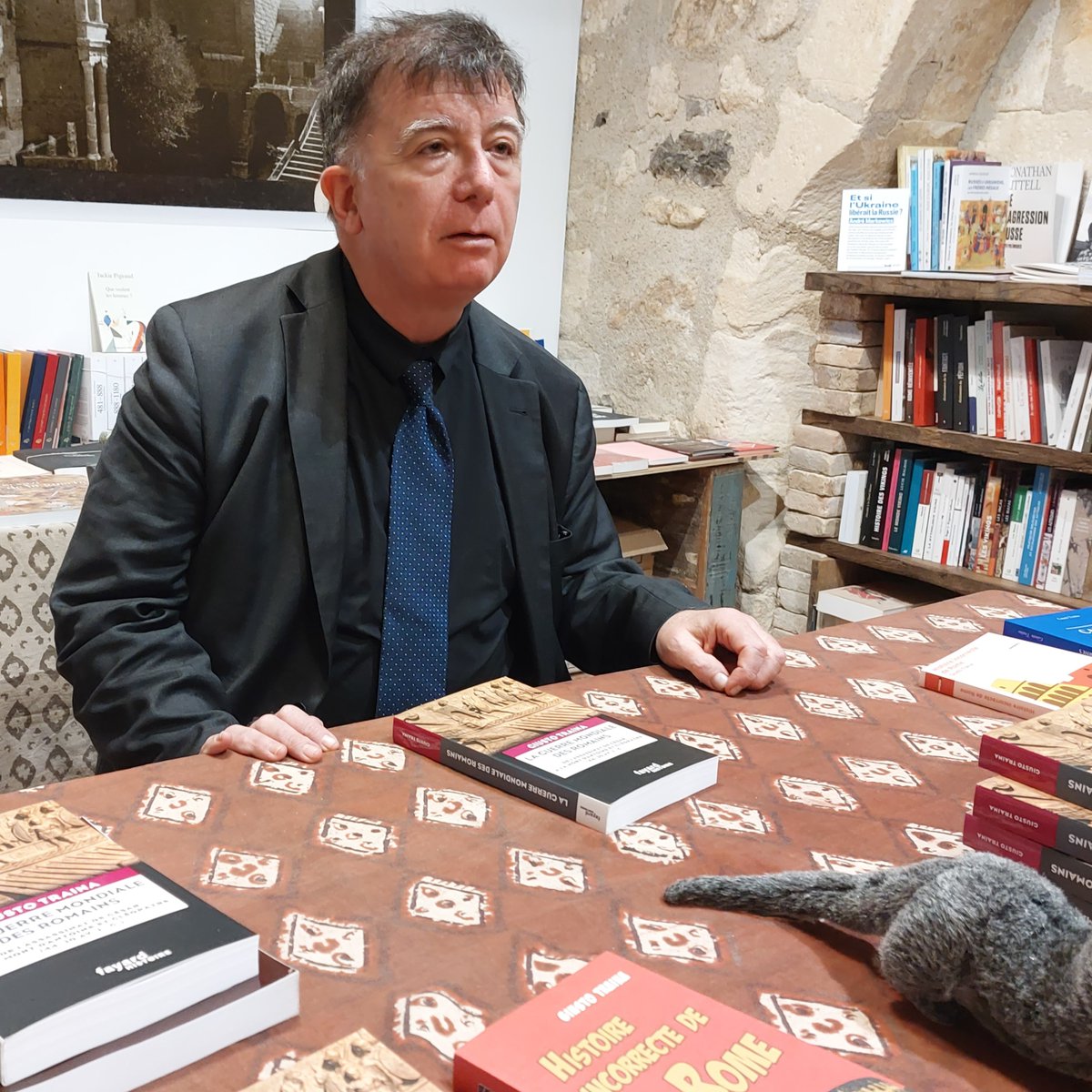 Histoire incorrecte de la mauvaise réception de l'#Antiquité.
Rendez-vous avec <a href="/Giustotraina/">Giusto Traina</a> samedi 30 septembre à 18h chez De natura rerum, pour la sortie du Livre noir des classiques <a href="/BellesLettresEd/">Éditions Les Belles Lettres</a> !
Seront également présents Valentina Porcheddu &amp; Jacques-Emmanuel Bernard.