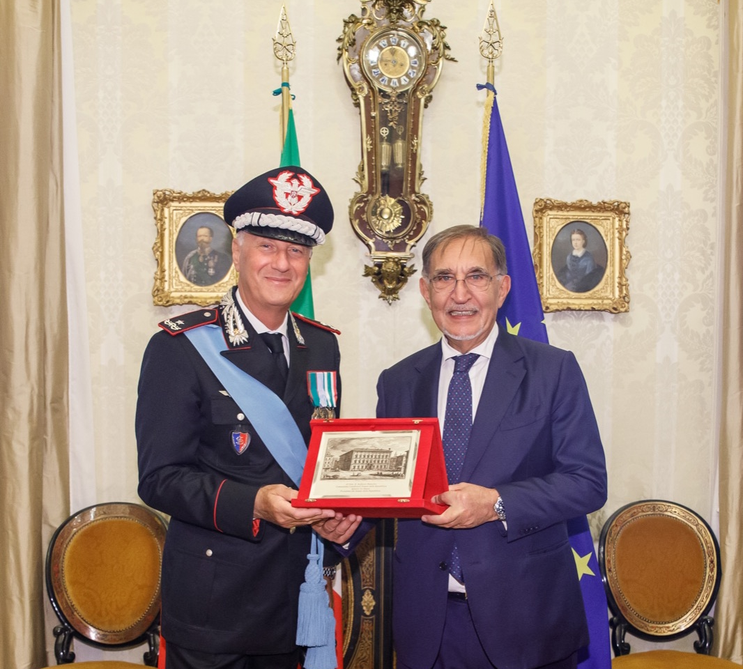 SenatoStampa's tweet photo. Il Presidente del Senato @Ignazio_LaRussa ha ricevuto oggi, nel suo studio di #PalazzoMadama, il Generale dell’Arma dei @_Carabinieri_ Raffaele #Mancino, già Comandante del Comando dei #Carabinieri del Senato della Repubblica, e il suo successore, il Colonnello Luca #Nuzzo https://t.co/V7UurlprnH