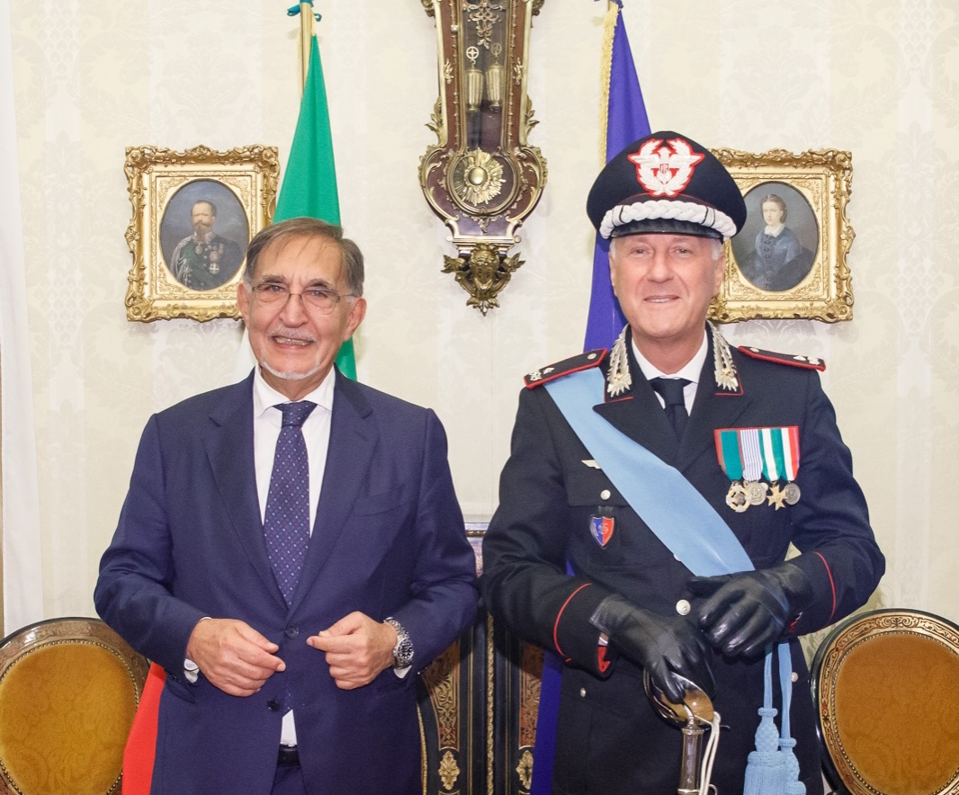 SenatoStampa's tweet photo. Il Presidente del Senato @Ignazio_LaRussa ha ricevuto oggi, nel suo studio di #PalazzoMadama, il Generale dell’Arma dei @_Carabinieri_ Raffaele #Mancino, già Comandante del Comando dei #Carabinieri del Senato della Repubblica, e il suo successore, il Colonnello Luca #Nuzzo https://t.co/V7UurlprnH