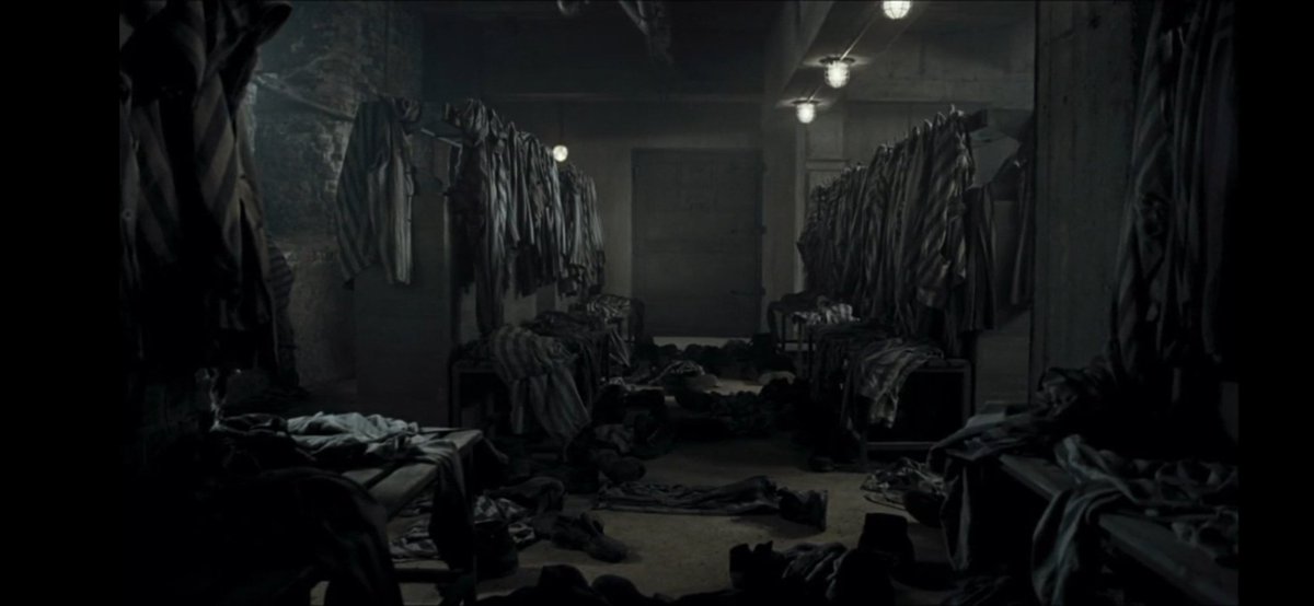 Baru nonton The boy in the striped pajamas,saddest movies i've ever seen🥺 endingnya gak ketebak bikin perasaan awur-awuran,drama holocaust antara anak tentara Nazi sama tahanan Yunani,pas scene ini gelap banget kerasa emosionalnya!😭