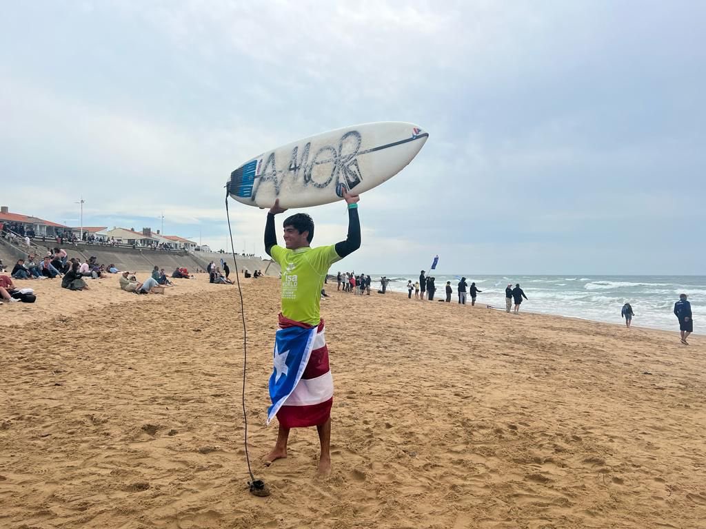 ¡Qué hermosa se ve nuestra bandera y el orgullo que brinda verla bien representada! Max Torres, de Isabela, se acaba de convertir en el campeón mundial de paddle board en Francia. 

🥇 🇵🇷 🔥