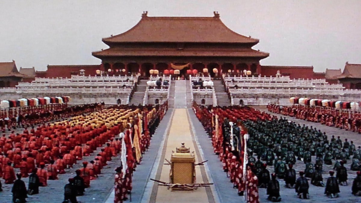 EndMetal's tweet photo. 映画『ラストエンペラー』(1987
/伊・英・中)を視聴。
監督/ベルナルド・ベルトルッチ
主演/ジョン・ローン
1908年、3歳で中国清朝最後の皇
帝となった少年・溥儀の生涯(晩
年は文革期まで)を描いた話。
坂本龍一(音楽)、チェン・カイコ
ー、ジョアン・チェンなども出演
している歴史ドラマの超大作。 https://t.co/Gqcfgnr0J8