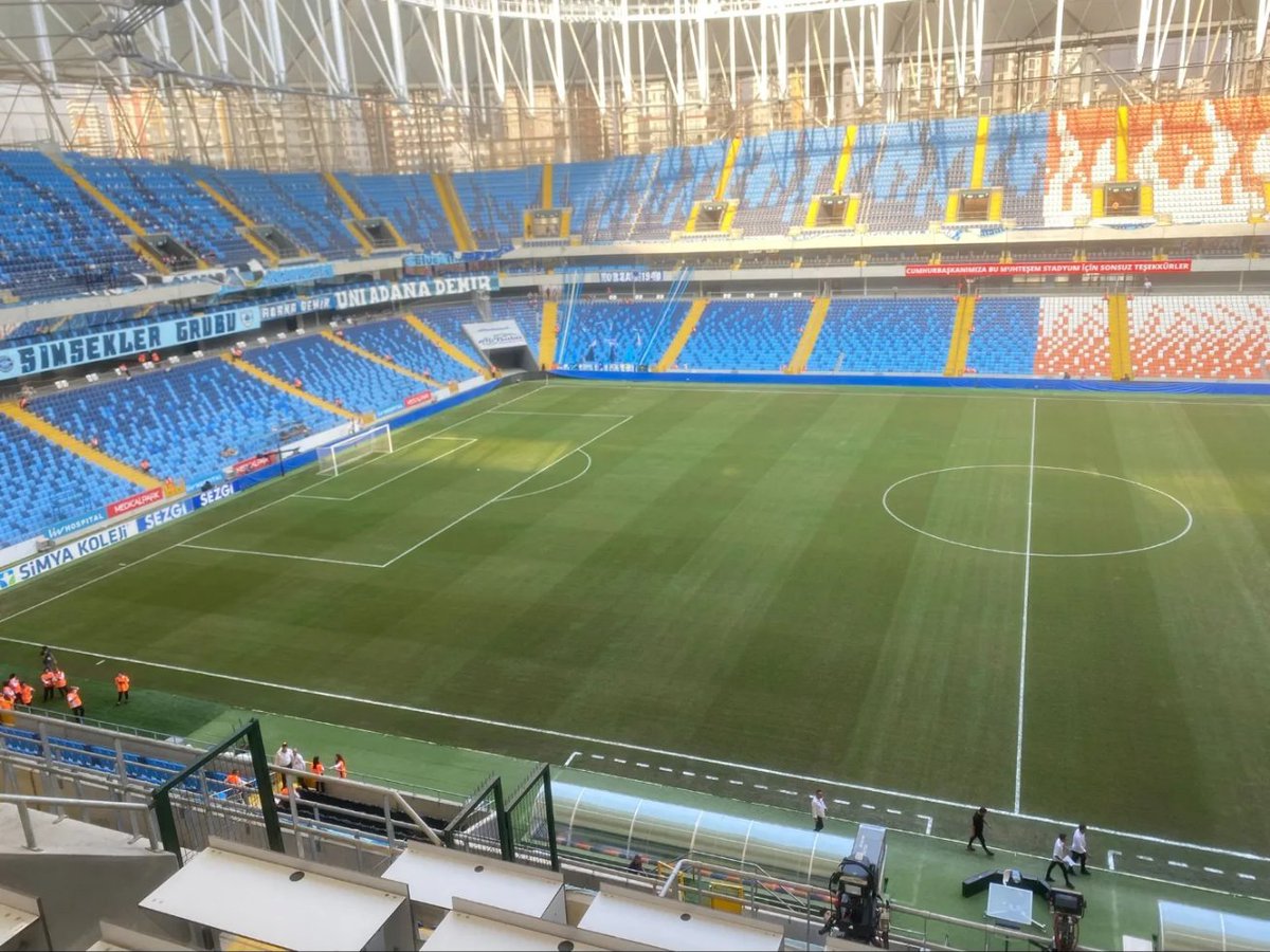 🇹🇷TR: Adana’nın zemini maç oynamaya elverişli!🎉
.
🇬🇧EN: Adana’s pitch is suitable for playing match!🎉
.
#futbol #sispitches #sispitchesee #adana  #yeniadanastadyumu