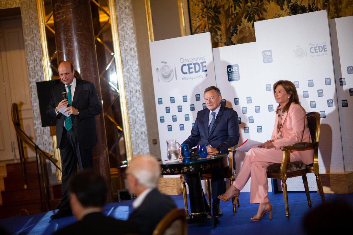 La anticipación, la innovación y las alianzas son esenciales para dar respuesta a los desafíos de hoy y del futuro.
En el #DesayunoCEDE de <a href="/directivosCEDE/">Fundación CEDE</a>, hemos hablado de cómo avanzamos en el desarrollo sostenible y combatimos las desigualdades bit.ly/angelsimon-des…
