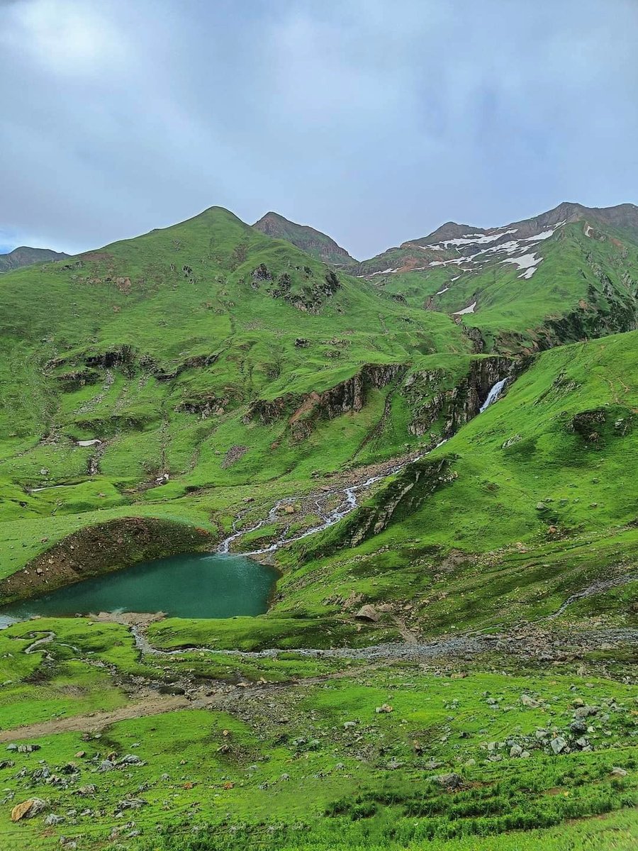 MajesticPak's tweet photo. Mini Ratti Gali Lake, Neelum Valley Azad Kashmir #nature #majesticpakistan #beautifulpakistan #pakistantravel #destinationpakistan https://t.co/1khtAiIEWF