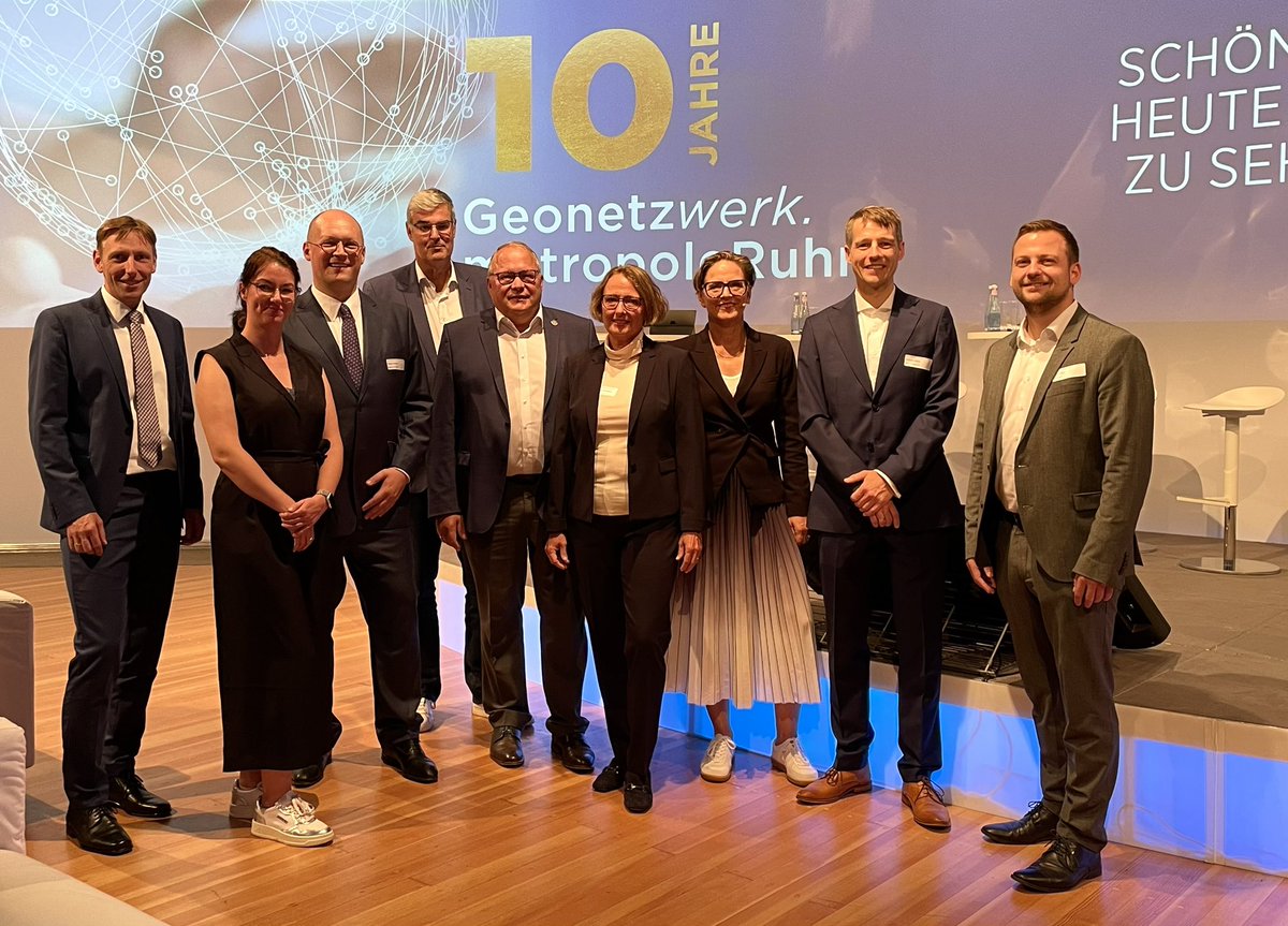 Herzlichen Glückwunsch @geonetzwerkmR! Auf @ZecheZollverein feiert das Geo-Netzwerk des #RVR, der 11 Städte & 4 Kreise im #Ruhrgebiet heute sein 10jähriges Bestehen.