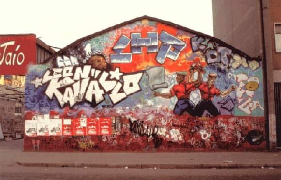 Negli anni Novanta, su di un muro del Leoncavallo di Milano, c'era scritto: "Per conquistare il futuro bisogna prima sognarlo."

Questa capacità l'abbiamo persa negli ultimi decenni, e, i mondi futuri che riusciamo a immaginare, sono tetri e distopici. 1/3