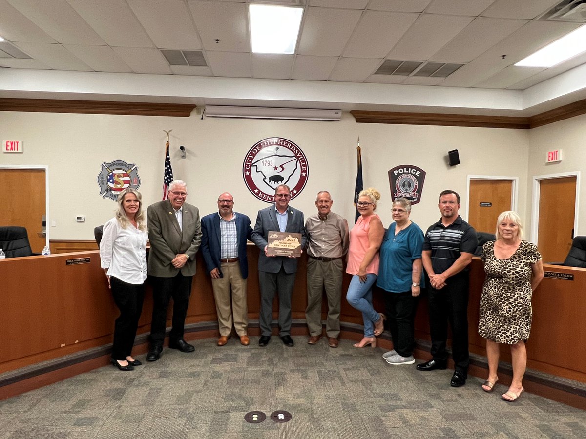 KyLeagueCities's tweet image. KLC Executive Director @JDChaneyKLC presented
@rep_webber a 2023 "Friend of KY Cities" award for sponsoring House Bill 587 in the Kentucky House of Representatives, and his continued support of an independent CERS.