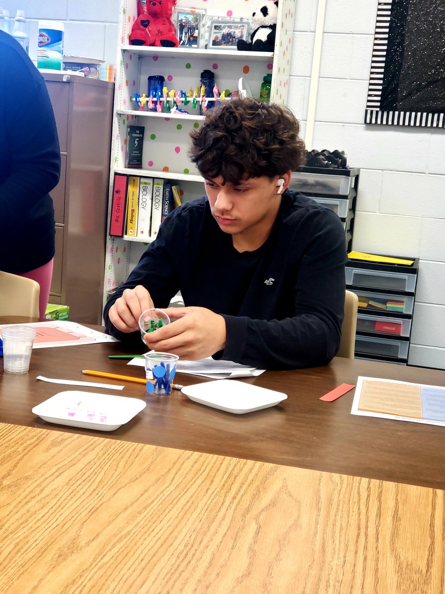 VMColemanHS's tweet photo. Shout out to Ms. Costilla and her first period Biology class! They are analyzing and explaining how viruses are spread through a really cool lab! Host cells and viruses and biosynthesis... oh my! https://t.co/eF4UUkOKFa