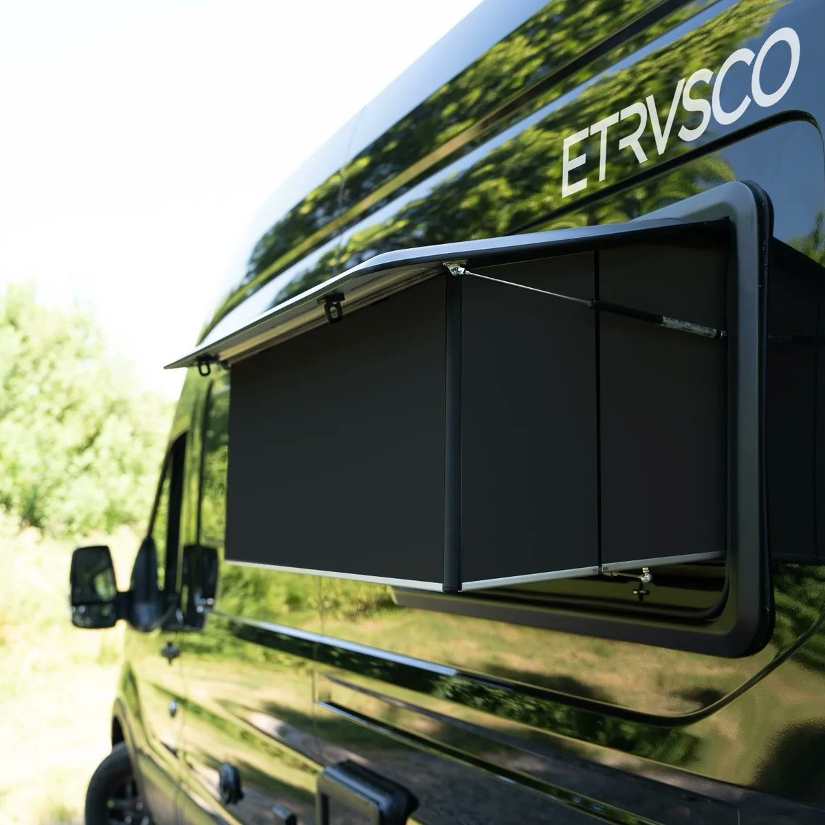 #Etrusco presenta el sistema xFlip, que permite ampliar 39 cm la longitud de la cama trasera, hasta los 229 cm. Se trata de un sistema que incorporará en su gama de vehículos #camper sobre chasis #FordTransit, cuyo menor ancho puede ser un problema para los viajeros + altos.