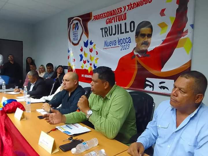 legislativoTRU's tweet photo. #notiCLET ll El Leg. @Carlosigl2, presidente de @legislativoTRU, junto a los legisladores revolucionarios participaron en el extraordinario "Encuentro de Profesionales y Técnicos de la Nueva Época en el estado Trujillo", capítulo Abogadas y Abogados. https://t.co/nRJi38Ta6k