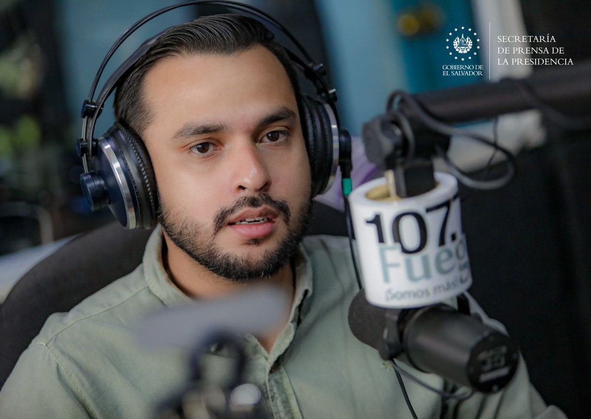 SecPrensaSV's tweet image. #SemáforosInteligentes | El titular del @VMTElSalvador, @NelsonReyesSV, informa que hay un avance del 70 % en la instalación de semáforos inteligentes. #SecretaríaDePrensa