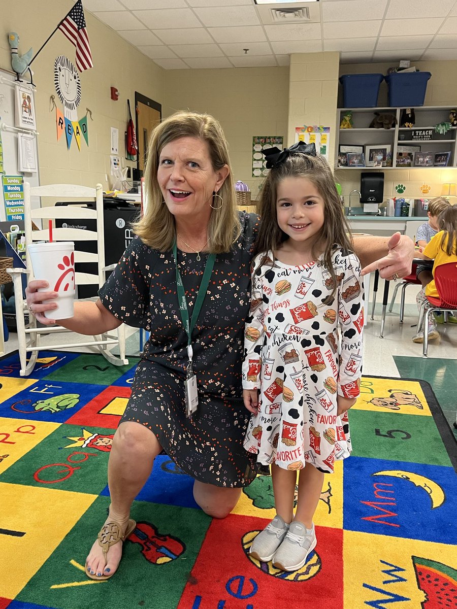 jancy_reavis's tweet photo. I had a chick fil a breakfast next to my friend in her Chick fil a dress!!! 🐓😍🐓#rnegreatthings https://t.co/dIoPdp7JSI