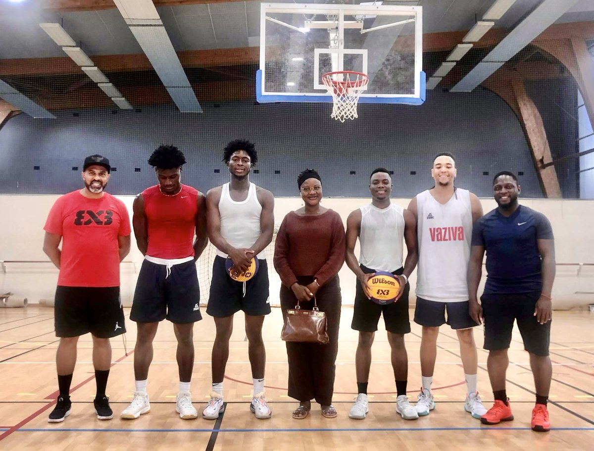 ComoreOlympique's tweet photo. BASKET 3x3. COUPE DU MONDE U23
L'ancien sélectionneur de l'équipe des Comores, #Karim_Osman participe à la coupe du monde de basket 3x3 U23 Pologne 2023 avec l'équipe du Bénin. La compétition se déroule à partir du 27 septembre et le 1er octobre  prochain à Lubin. https://t.co/fJx4rdVLHJ