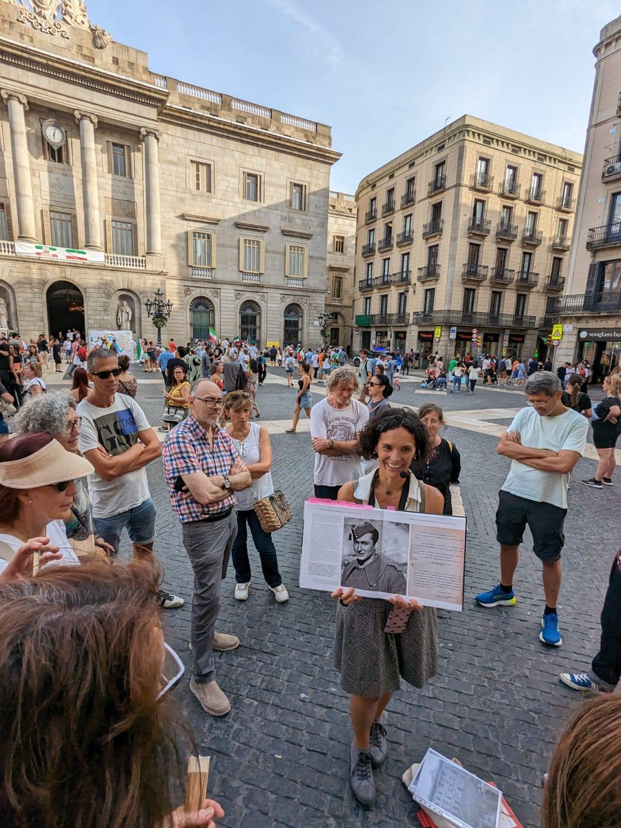 mireia_capcan's tweet photo. 📸 Records fotogràfics dels itineraris d'aquesta temporada: la #caiguda de #Barcelona a mans franquistes el #gener1939.
Grups plens, interessats i agraïts.
Mil gràcies a tots!!
@Fund_PiSunyer @bcn_llibres @BibliotequesBCN @BCN_arxiu https://t.co/8VHqgQ1sY0