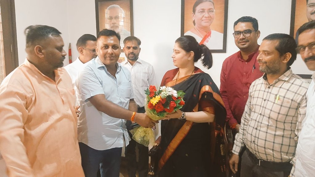 <a href="/priyankaMP_BBK/">Priyanka Singh Rawat</a> बाराबंकी की पूर्व सांसद प्रदेश की भाजपा महामंत्री माननीय प्रियंका सिंह रावत जी से मिलकर तदर्थ शिक्षकों की समस्याओं से अवगत कराया उन्होंने शीघ्र समस्याओं का निस्तारण कराने के लिए मुख्यमंत्री से मिलकर और हम सभी को मिलाकर मुख्य्मंत्री जी से समस्या हल कराने को कहा
