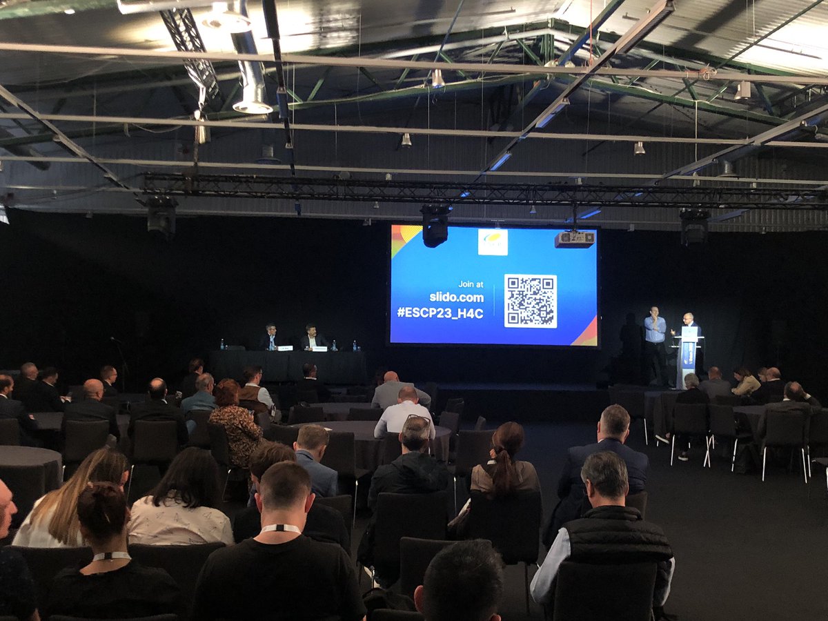 Jurij Aleš Košir (@jakosir) on Twitter photo The fight is on!!! EAUS vs MRI ✊✊
#ESCP23 #slideoftheday <a href="/escp_tweets/">European Society of Coloproctology</a> The fight is on!!! EAUS vs MRI ✊✊
#ESCP23 #slideoftheday <a href="/escp_tweets/">European Society of Coloproctology</a>