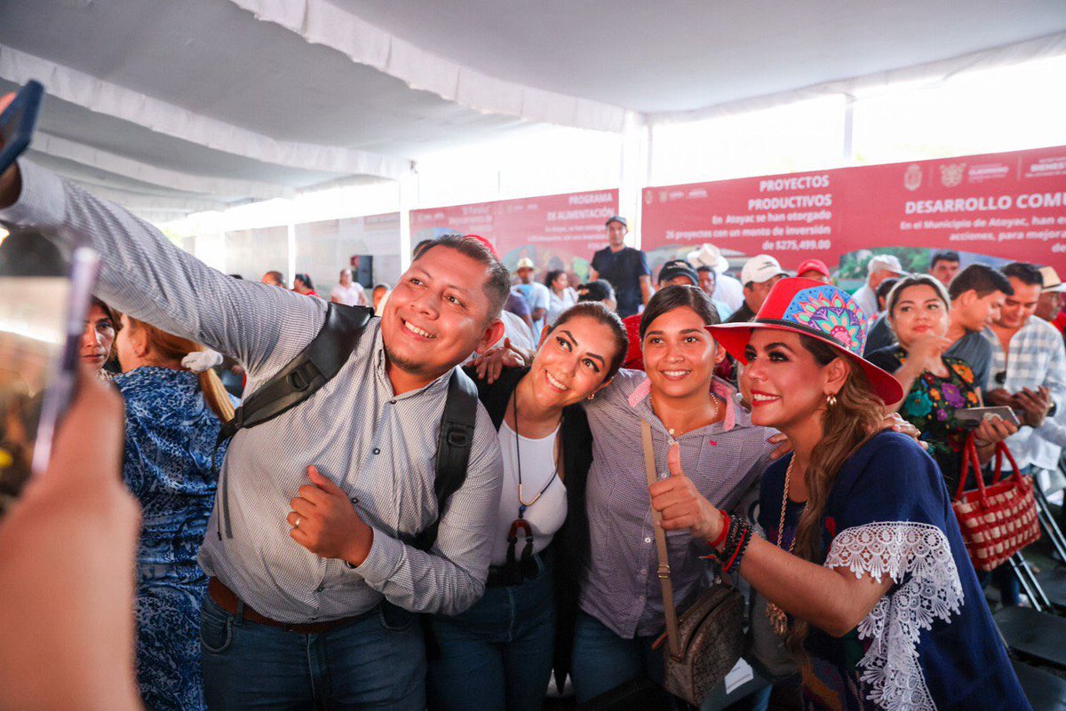 ¡Buenos días paisanas y paisanos! ☀️ Les cuento, que durante nuestra gira de ayer, sin descanso y con mucho corazón 🫶  también llevamos la Feria de Servicios Integrales a mi querido Atoyac de Álvarez. (1/2)