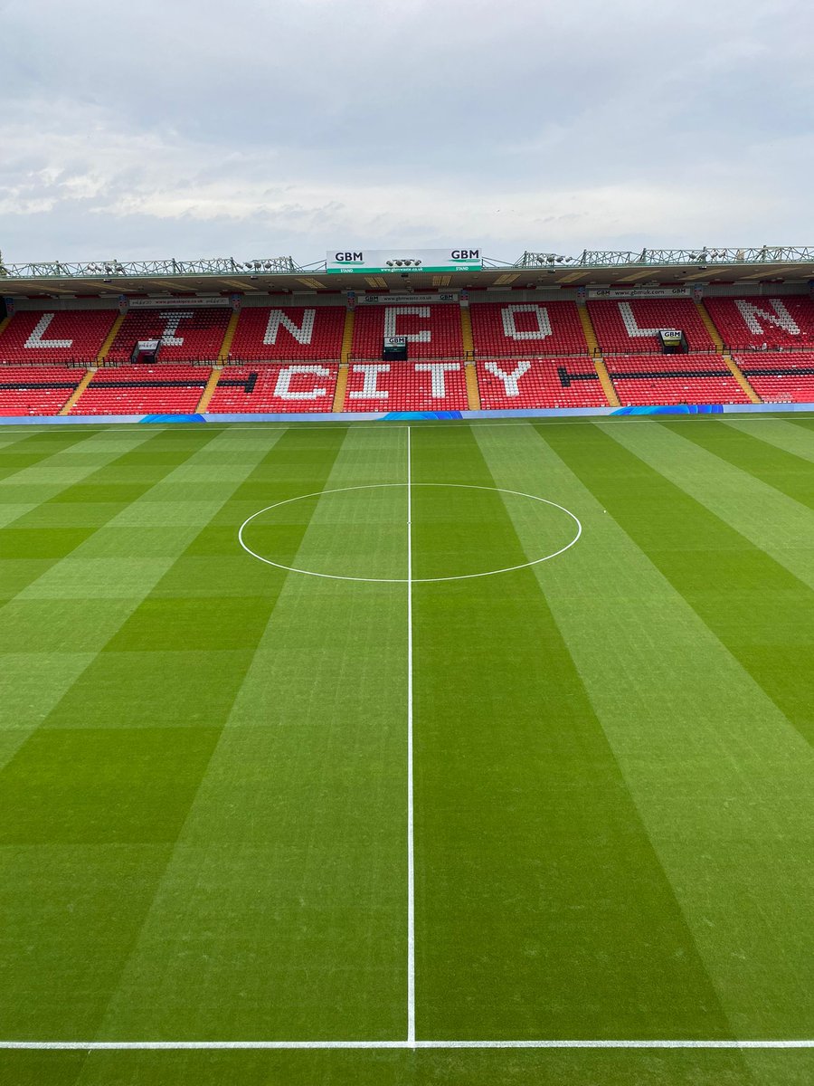 PitchmarkLtd's tweet image. Sincil Bank is all set for tonight's @Carabao_Cup fixture in front of the cameras 🤩📽

Pitchmark Ecoline+ through the Hybrid ahead of @LincolnCity_FC v @WestHam 👏

Great work from all involved!

#Pitchmark #LineMarking