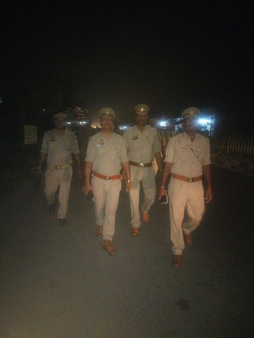 mirzapurpolice's tweet photo. #SP_Mirzapur #अभिनन्दन के निर्देशन में जनपद में शांति एवं कानून व्यवस्था को अक्षुण्ण बनाये रखने के दृष्टिगत #Addl_SP_Op. सहित #सर्किल_लालगंज के सभी थानो द्वारा पर्याप्त पुलिस बल के साथ पैदल गश्त/वाहन चेकिंग कर आमजन को कराया गया सुरक्षा का एहसास। #UPPolice #Mirzapur https://t.co/Xf5HRdnFu4
