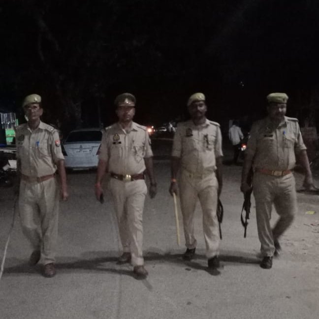 mirzapurpolice's tweet photo. #SP_Mirzapur #अभिनन्दन के निर्देशन में जनपद में शांति एवं कानून व्यवस्था को अक्षुण्ण बनाये रखने के दृष्टिगत #Addl_SP_Op. सहित #सर्किल_लालगंज के सभी थानो द्वारा पर्याप्त पुलिस बल के साथ पैदल गश्त/वाहन चेकिंग कर आमजन को कराया गया सुरक्षा का एहसास। #UPPolice #Mirzapur https://t.co/Xf5HRdnFu4
