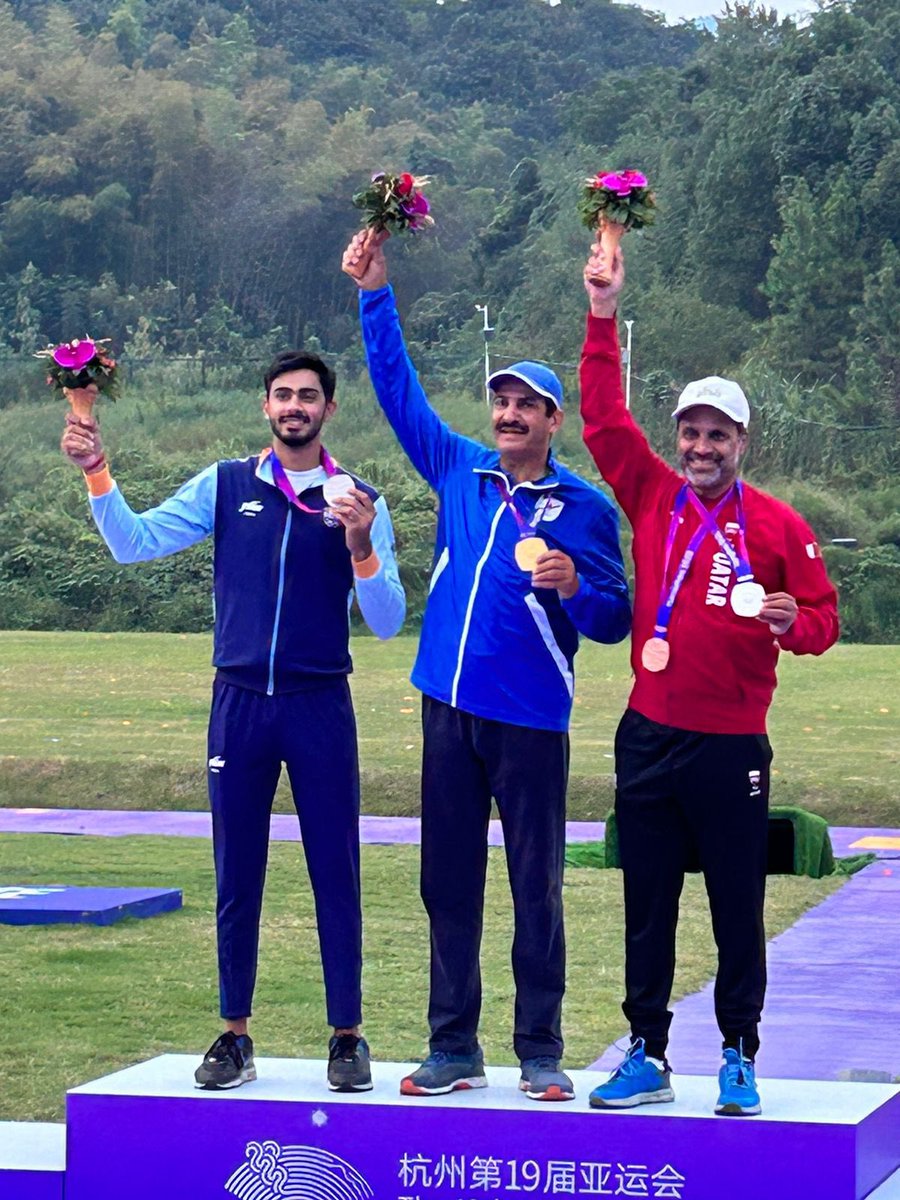 OfficialNRAI's tweet photo. A frame for the grandchildren. On the left #AnantJeetSinghNaruka @anantjeetsingh1 standing atop the podium with 2 legends- 60-yr-old perfect 60 man &amp; 2 time Olympic medallist Abdullah Al-Rashidi (centre) of 🇰🇼 &amp; Dakar rally champion &amp; Olympic medallist Nasser Al-Attiya of 🇶🇦 https://t.co/W2JEf1k7a6