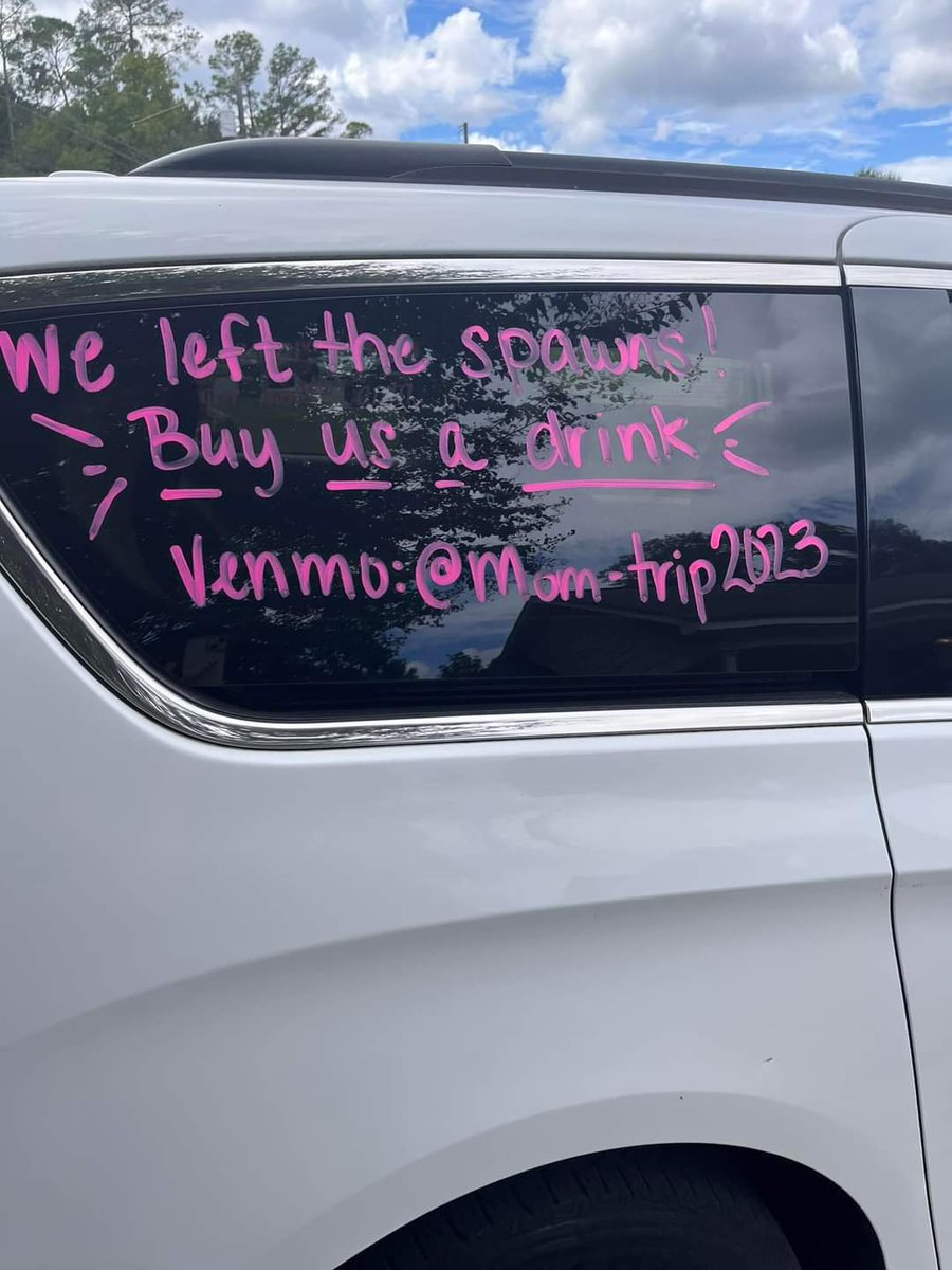 GamingMommie's tweet photo. The 5 day mom-cation has started!!! Want to support moms? Want to buy us a drink? Venmo: @ Mom-Trip2023 #momcation #vacation #hhn #universal #Florida #nokidsweekend https://t.co/hQ5Gv0os8h