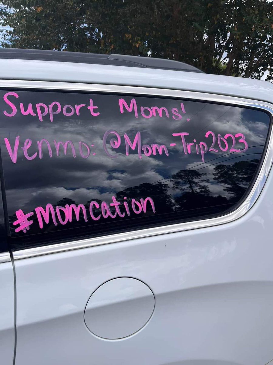 GamingMommie's tweet photo. The 5 day mom-cation has started!!! Want to support moms? Want to buy us a drink? Venmo: @ Mom-Trip2023 #momcation #vacation #hhn #universal #Florida #nokidsweekend https://t.co/hQ5Gv0os8h