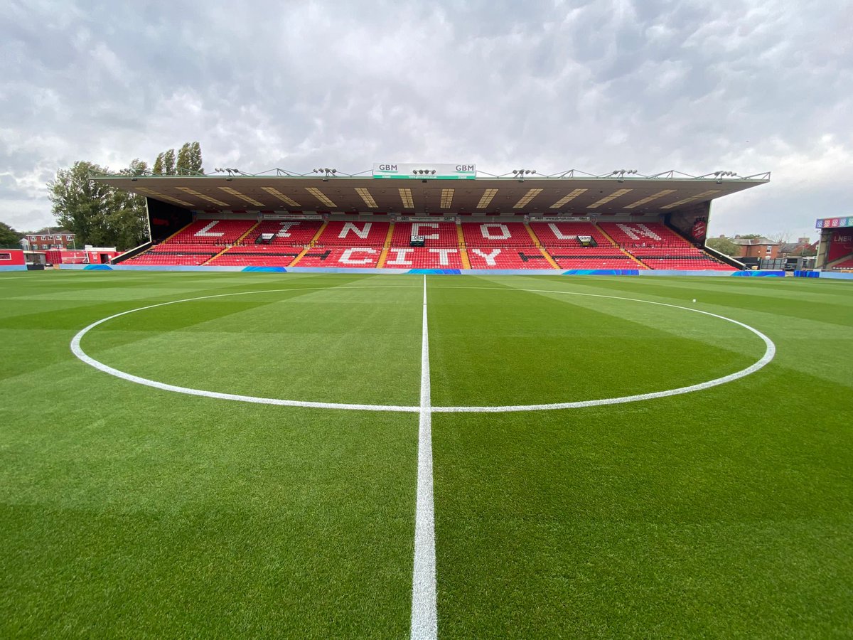 PitchmarkLtd's tweet image. Sincil Bank is all set for tonight's @Carabao_Cup fixture in front of the cameras 🤩📽

Pitchmark Ecoline+ through the Hybrid ahead of @LincolnCity_FC v @WestHam 👏

Great work from all involved!

#Pitchmark #LineMarking