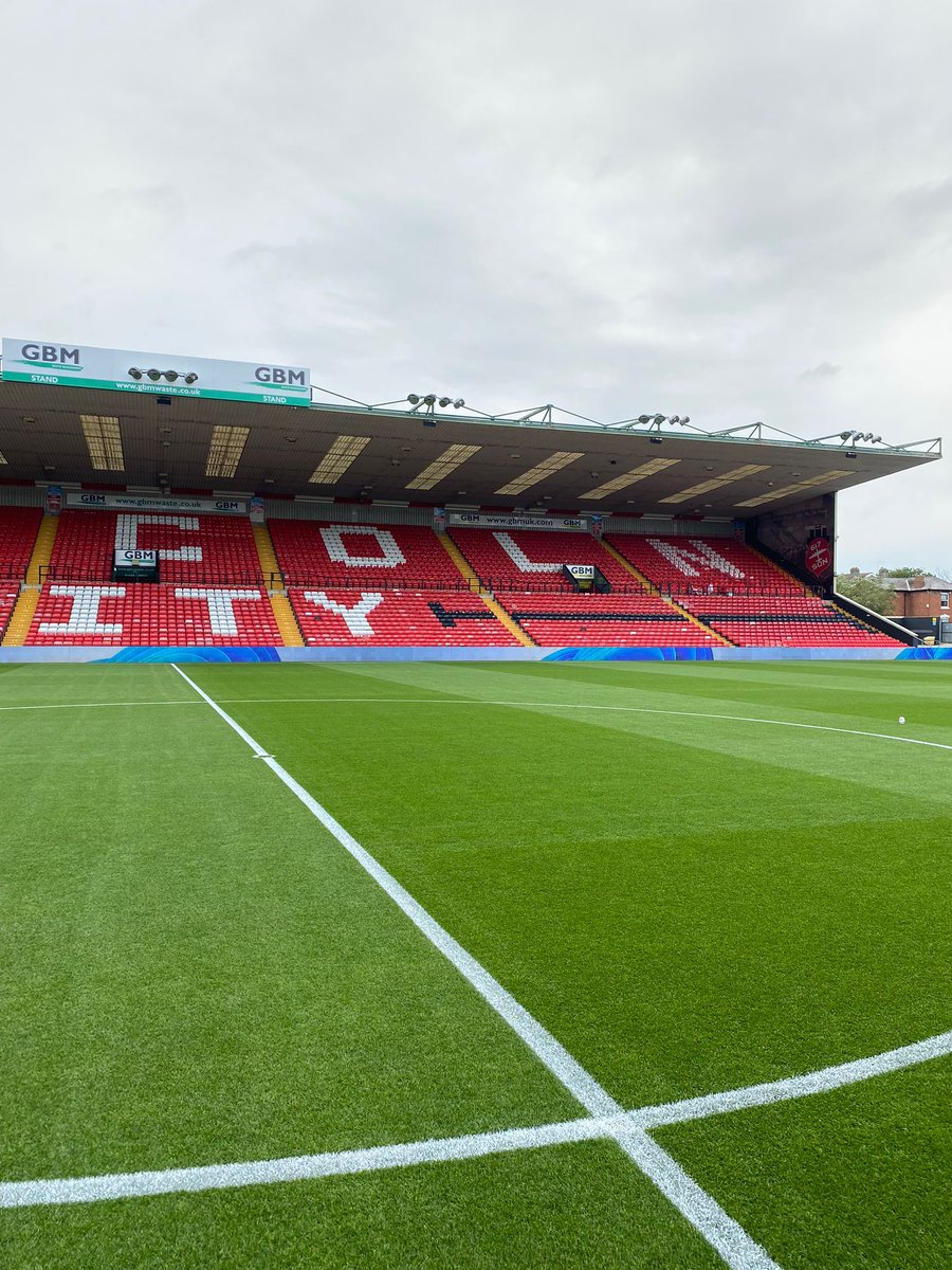 PitchmarkLtd's tweet image. Sincil Bank is all set for tonight's @Carabao_Cup fixture in front of the cameras 🤩📽

Pitchmark Ecoline+ through the Hybrid ahead of @LincolnCity_FC v @WestHam 👏

Great work from all involved!

#Pitchmark #LineMarking