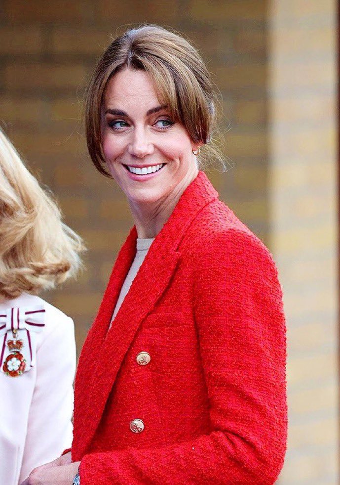 Kate Middleton’s attempt to copy everything Meghan got abused for is so sinister. I guess messy buns no longer break the protocol.