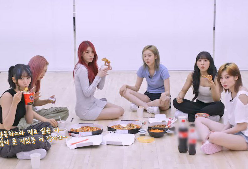 starfess's tweet photo. -star enih gg abis latihan dikasih pizza 3 kotak sama agensi 😭😭😭 https://t.co/h6d9ZeAFDr