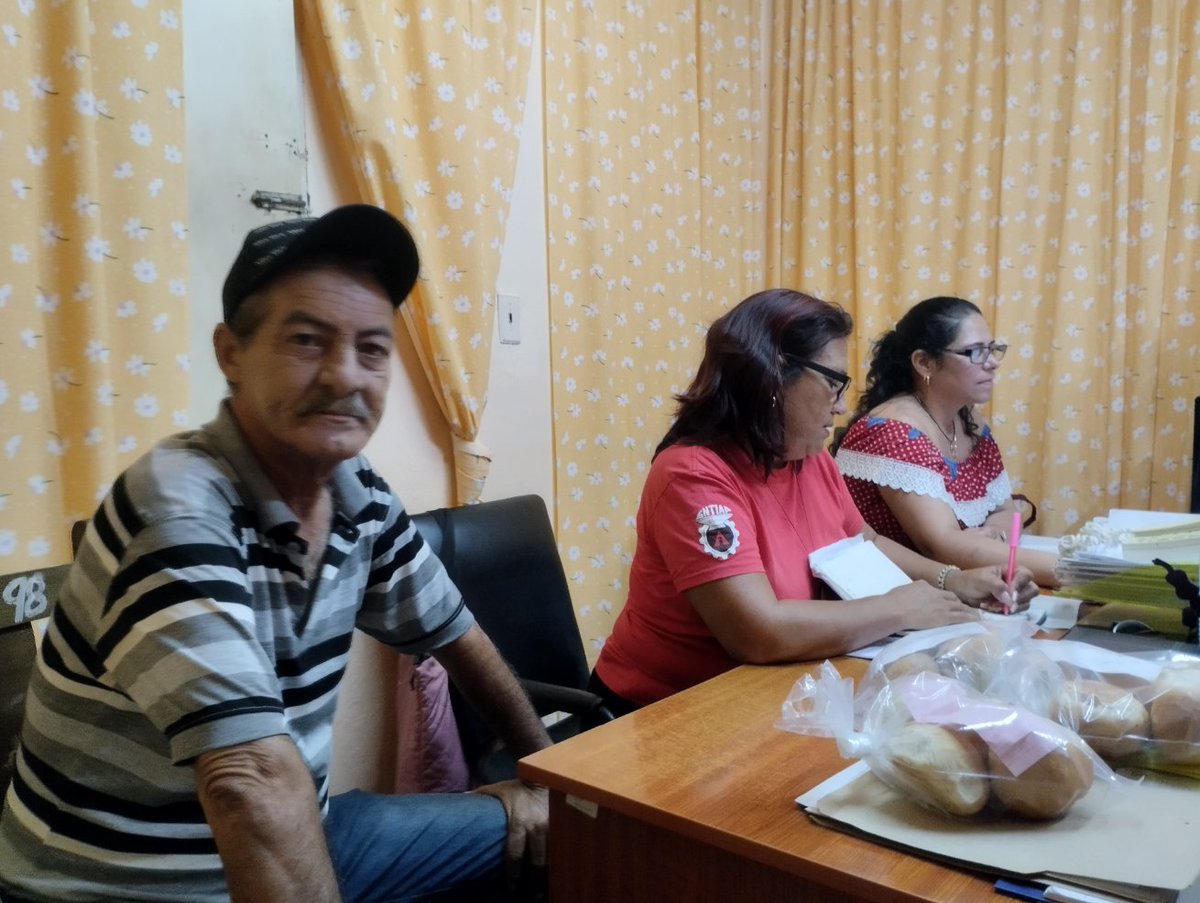 aguila_lety75's tweet photo. Desarrolla el Sindicato de la Industria Alimentaria y la Pesca, activo sindical en el municipio de Aguada, espacio de gran importancia para la preparación de los dirigentes sindicales y chequeo de las principales tareas de la organización en la base.
@JorgeLuisFajar8 https://t.co/sAvJYWoxRM