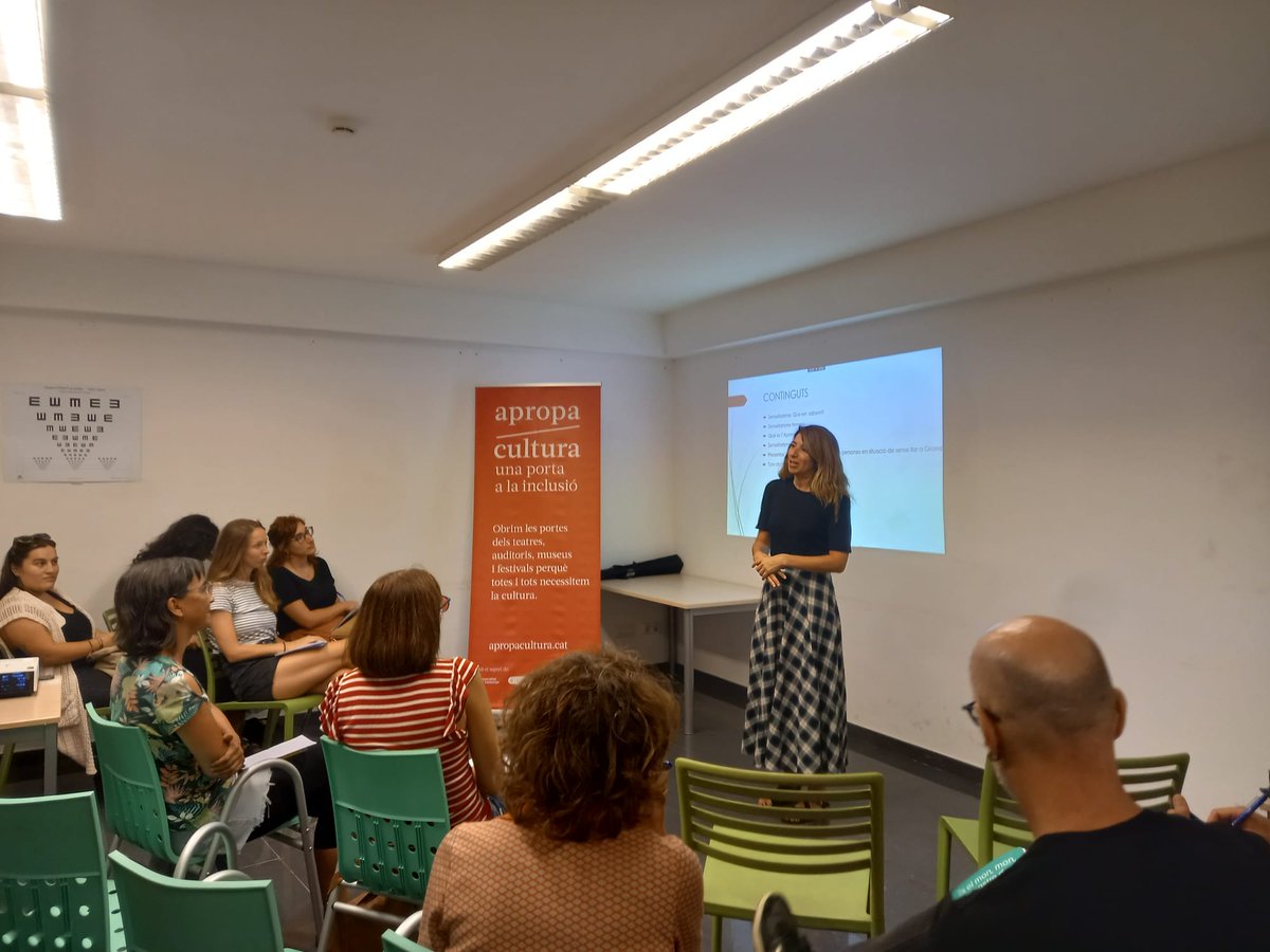 apropacultura's tweet photo. A #ApropaCultura tornem a posar el focus en les persones en situació de #SenseLlar: un món on volem introduir un canvi de mirada
Per això avui ens hem trobat a #LaSopa de @Girona_Cat en una formació pel personal d’equipaments culturals: educadores, comunicació, acomodació…
🧵👇 https://t.co/hIRQnAcVOZ