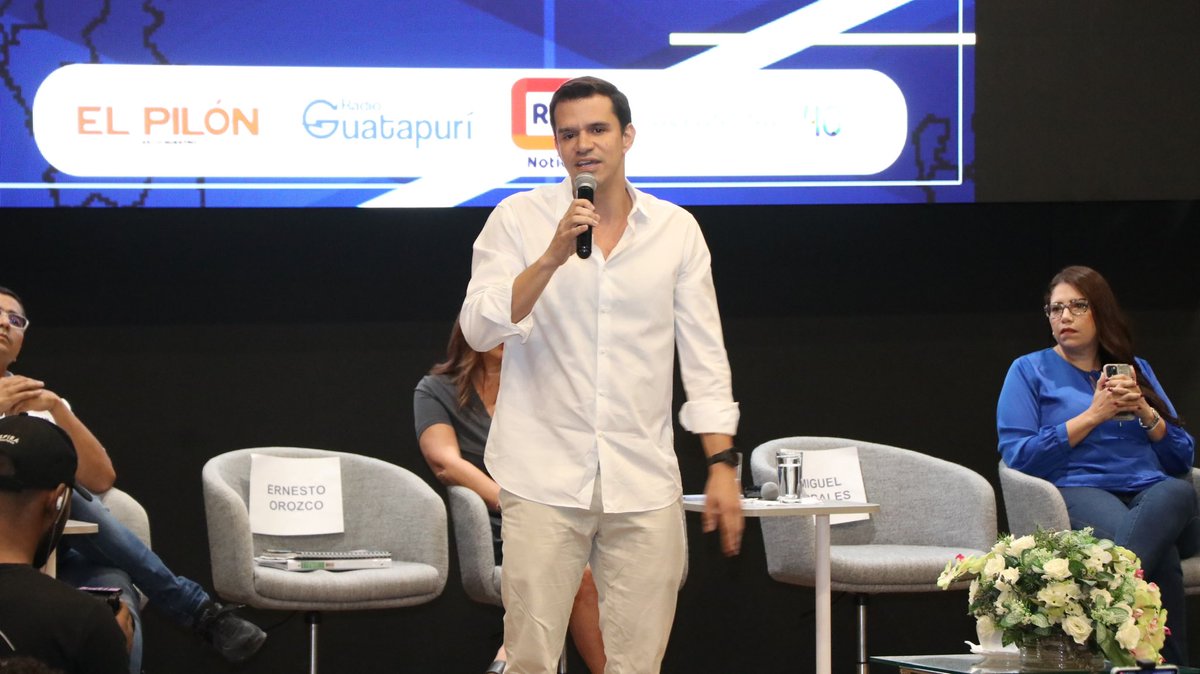 camiloquirozh's tweet photo. Iniciamos debate saludando a los presentes y también a los ausentes @ErnestoOrozcoD @miguelmoralesc_. Los vallenatos esperamos saber cómo arreglarían tantos retos que tenemos. Los mismos de siempre evaden debates, los alternativos les contamos cómo daremos #TodoPor Valledupar. https://t.co/4rLWirbyMm