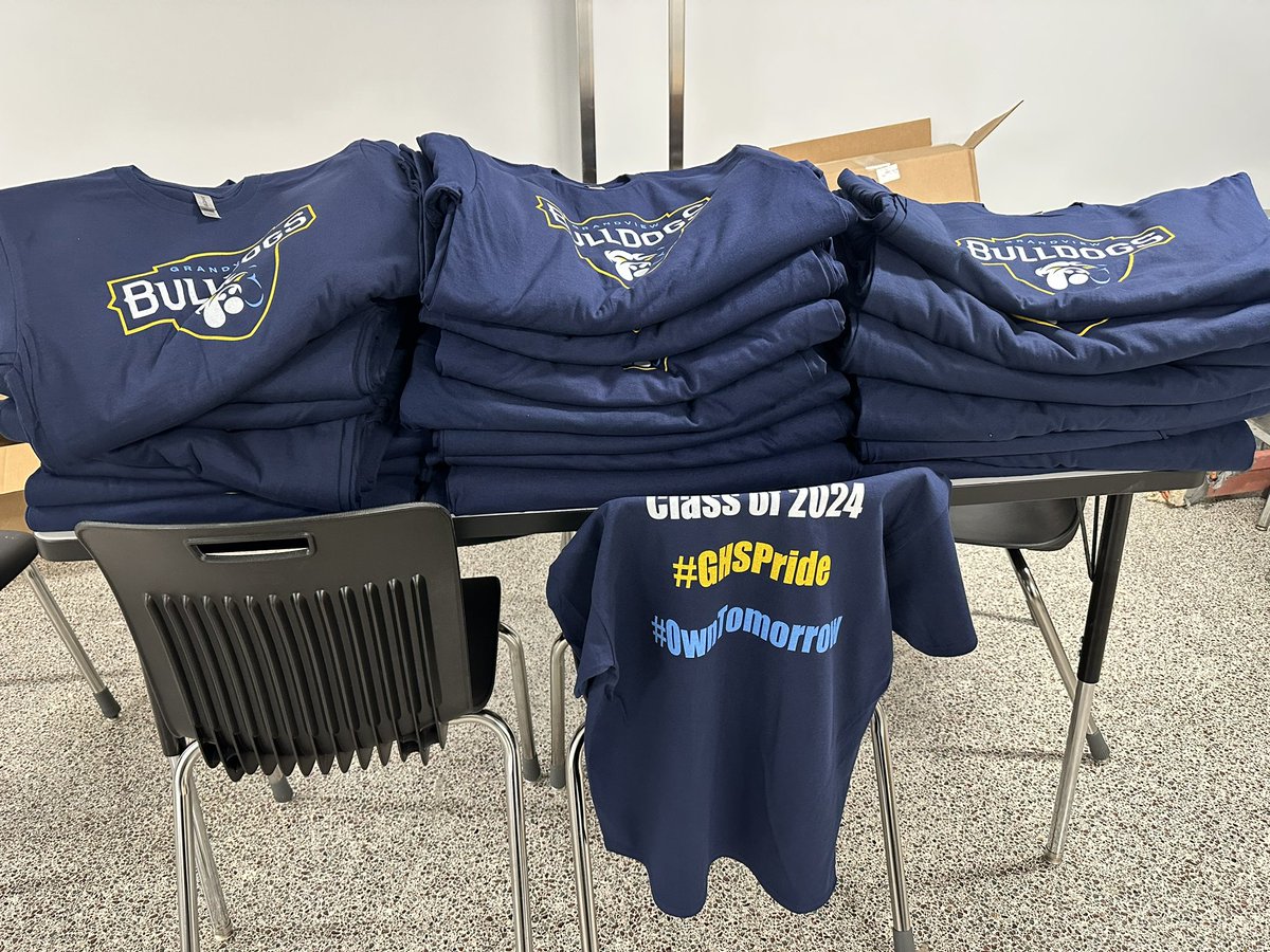 GHS_GrandviewC4's tweet photo. It’s Homecoming Week at the Dog House! Class shirt distribution is today and tomorrow as we prepare for all the festivities on Friday! #OwnTomorrow #SeekPurpose #EmpowerPassion #PushBoundaries #GHSPRIDE https://t.co/7S3V6d99so