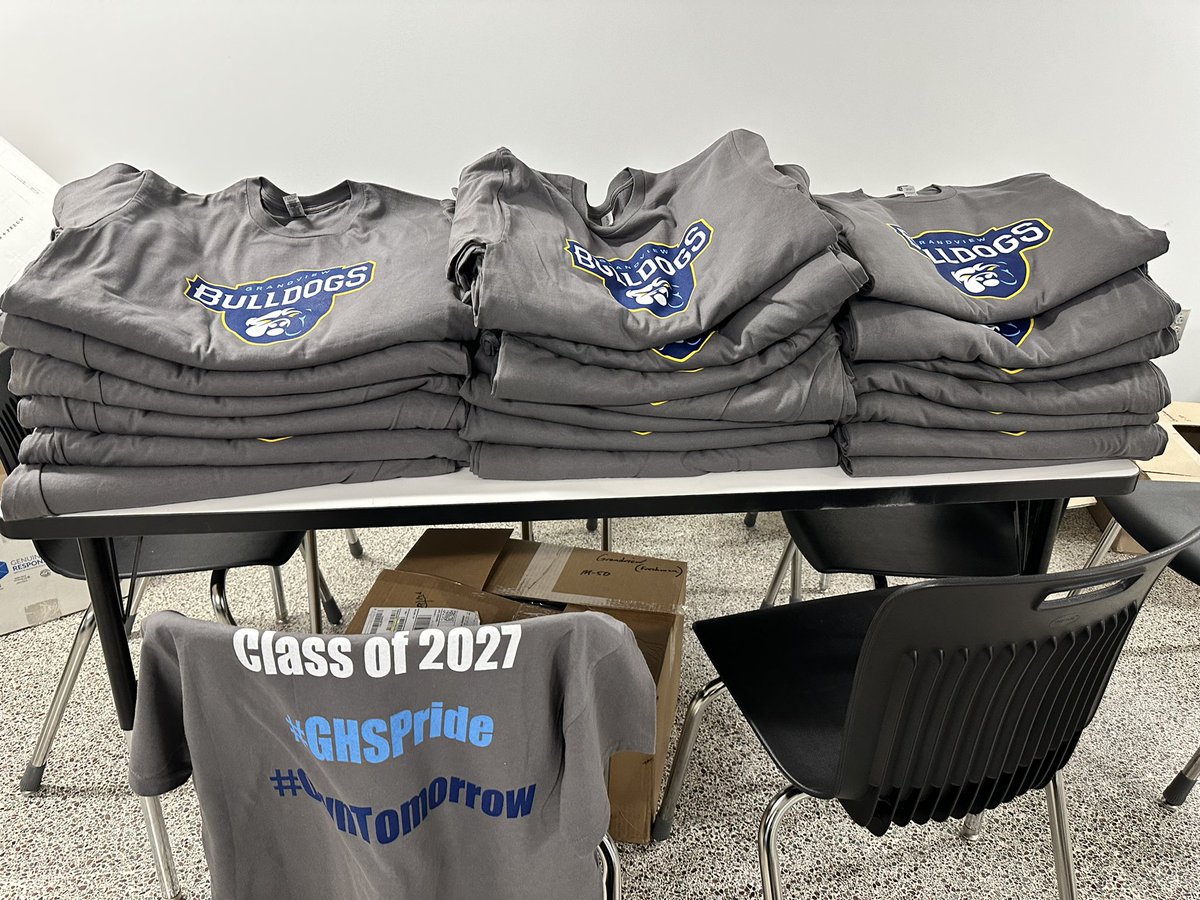 GHS_GrandviewC4's tweet photo. It’s Homecoming Week at the Dog House! Class shirt distribution is today and tomorrow as we prepare for all the festivities on Friday! #OwnTomorrow #SeekPurpose #EmpowerPassion #PushBoundaries #GHSPRIDE https://t.co/7S3V6d99so