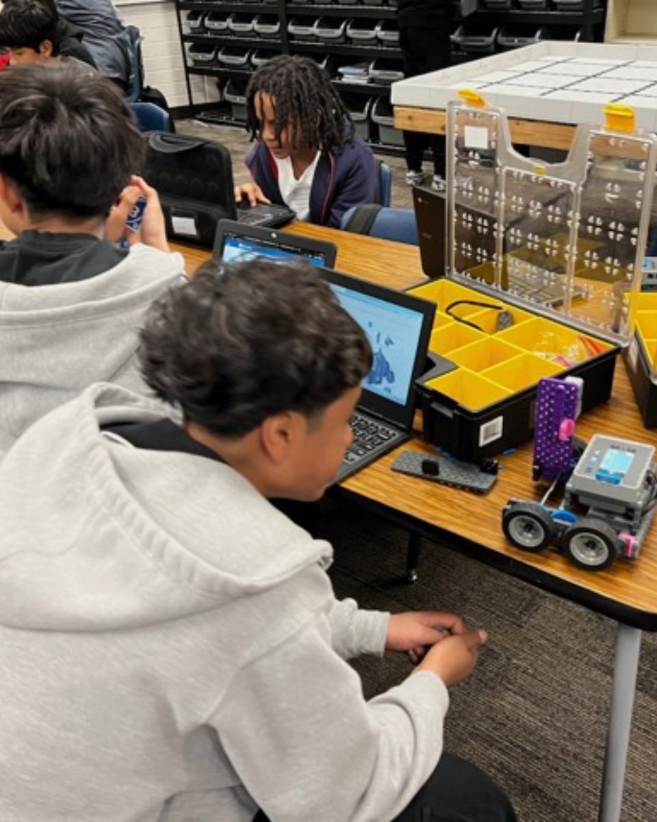 CCSDMagnet's tweet photo. The STEAM Academy at Cashman Middle School takes students on an innovative education journey! βοΈ #30YearsofMagnet
.
#CMSHeroes provides project-based learning β a hands-on approach β that is exciting and fun for highly motivated students. #CCSDMagnetSchools #30YearsofExcellence https://t.co/CJxVGKeYhG