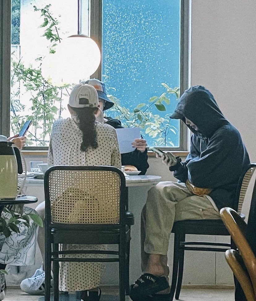 dearmaming's tweet photo. อมกกกก น้องแพรกับคุณแม่ไปกินข้าวกับพี่ลิซ่าและคุณแม่ด้วย ก็คือสองครอบครัวแทกุกไลน์น่ารักกันมากๆ น้องแพรก็ซัพพอร์ตลิซ่าออนนี่ตลอด เป็นบิ้งที่คอมพลีทสุดๆแล้วว😭😭

#PHARITA #BABYMONSTER https://t.co/J1V9PB5dHv