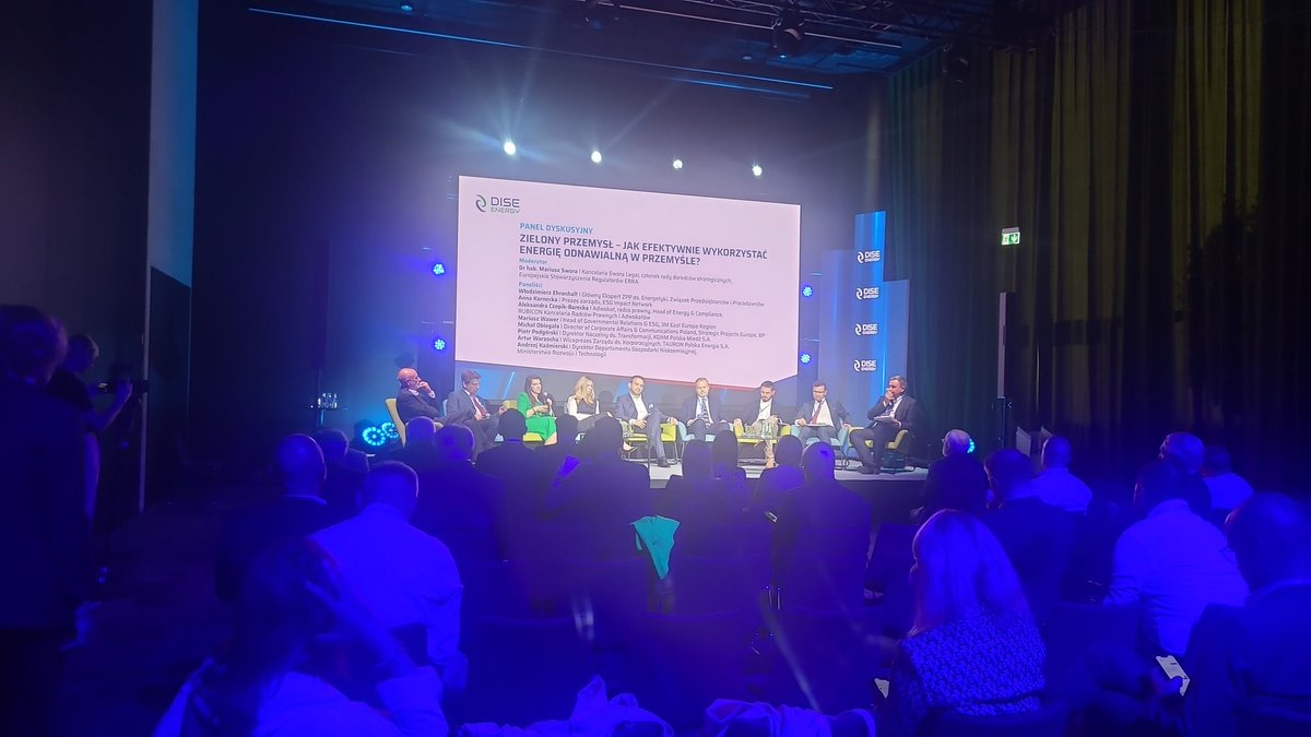 Rozpoczynamy kolejną sesję panelowa IX Kongresu Energetycznego. Trwa dyskusja pt.: "Zielony przemysł- jak efektywnie wykorzystać energię odnawialną w przemyśle?"