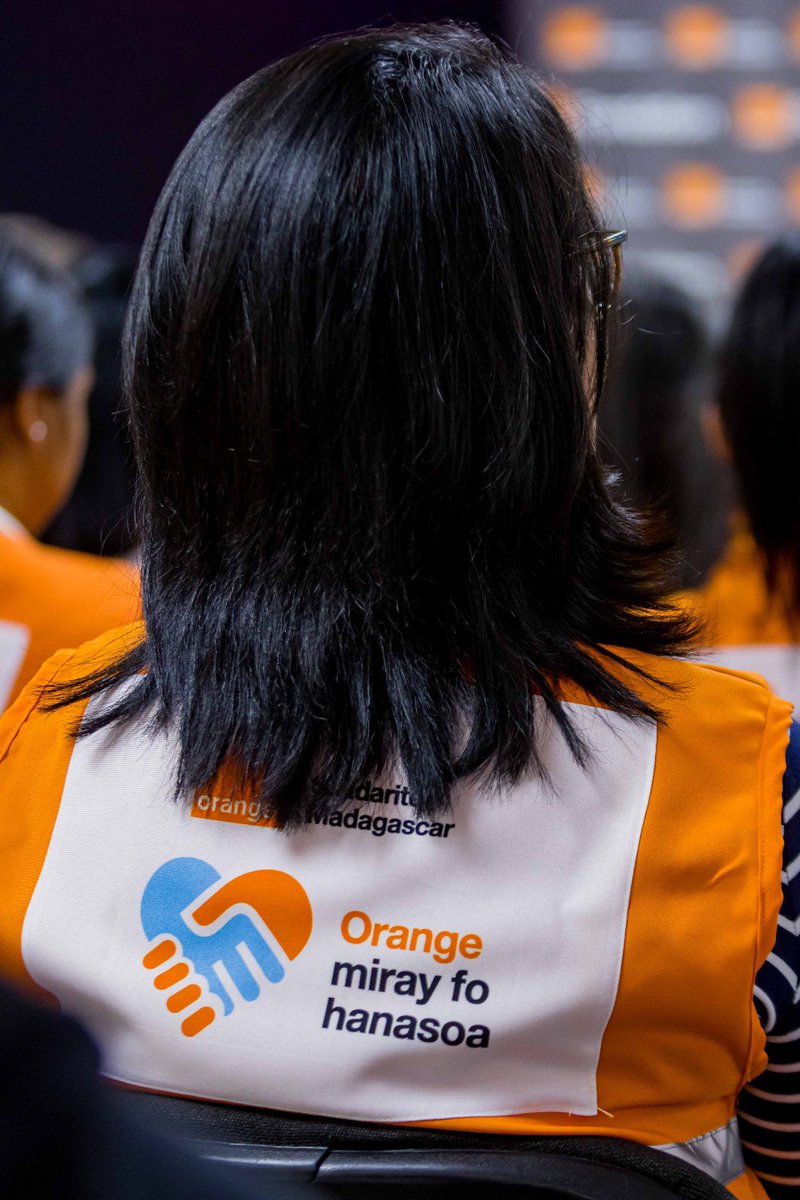 DebordFrederic's tweet photo. Merci à @fcosson2 d'avoir échangé de vive voix avec les salariés bénévoles d'@Orange_mg, sur nos actions de mécénat et de solidarité. Si nous avons tant d'impact auprès de la population Malagasy, c'est aussi grâce à nos bénévoles 🙏 https://t.co/xpBUiCJh21