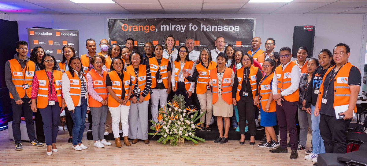 DebordFrederic's tweet photo. Merci à @fcosson2 d'avoir échangé de vive voix avec les salariés bénévoles d'@Orange_mg, sur nos actions de mécénat et de solidarité. Si nous avons tant d'impact auprès de la population Malagasy, c'est aussi grâce à nos bénévoles 🙏 https://t.co/xpBUiCJh21