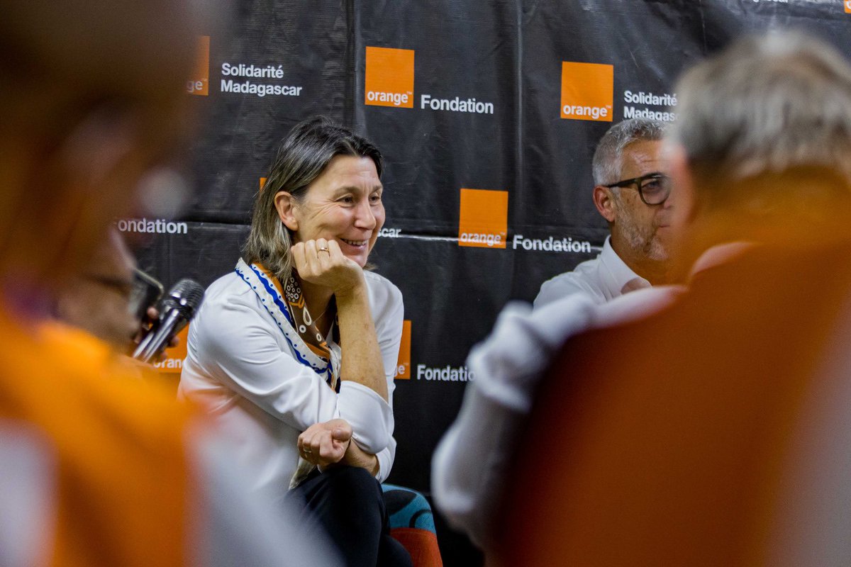 DebordFrederic's tweet photo. Merci à @fcosson2 d'avoir échangé de vive voix avec les salariés bénévoles d'@Orange_mg, sur nos actions de mécénat et de solidarité. Si nous avons tant d'impact auprès de la population Malagasy, c'est aussi grâce à nos bénévoles 🙏 https://t.co/xpBUiCJh21