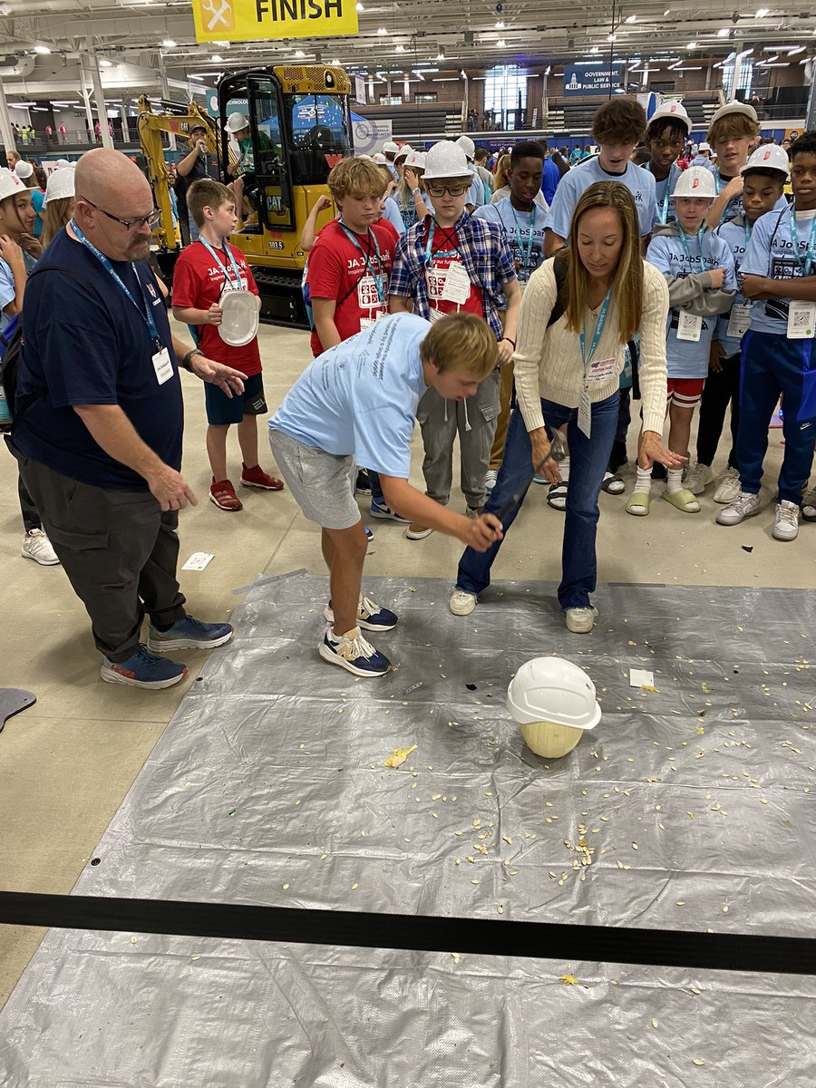 Principal_CRM's tweet photo. @CreeksideMS students checking out careers involving agriculture, food, and wildlife! #jajobsparkindy https://t.co/TzslcCqjwG