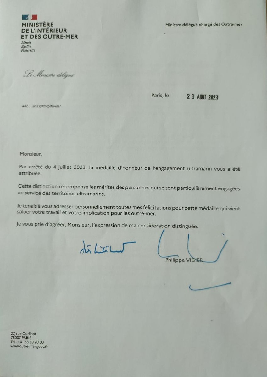Ruben_Atanso's tweet photo. #AntoinDingiou Peintre Guyanais 
Je vous félicite pour votre médaille 🏅 et vous souhaite, cher confrère et ami, le plus grand succès dans votre domaine.
Je salue chaleureusement la grande #distinction qui vient de vous être accordée. https://t.co/X2hdF3JAta